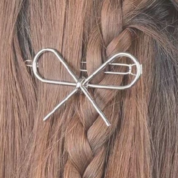 Brandy Melville Accessories - Brandy Melville Silver Metal Bow Knot Hair Clip